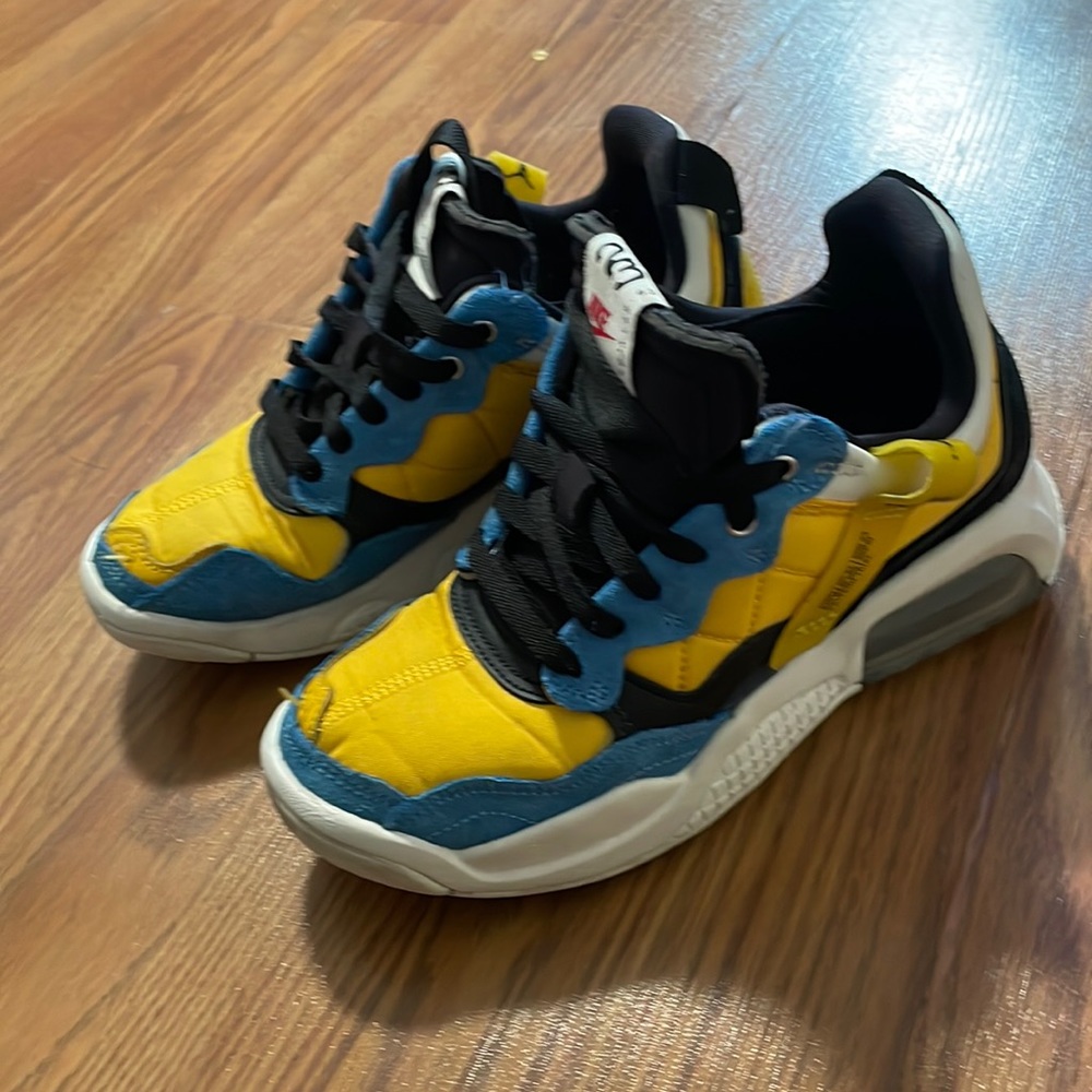 NIKE JORDAN Ma2